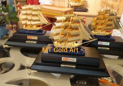 mô hình thuyền 5 buồm dát vàng 24k