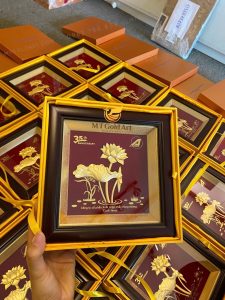Tranh hoa sen rất được ưa chuộng làm quà tặng doanh nghiệp